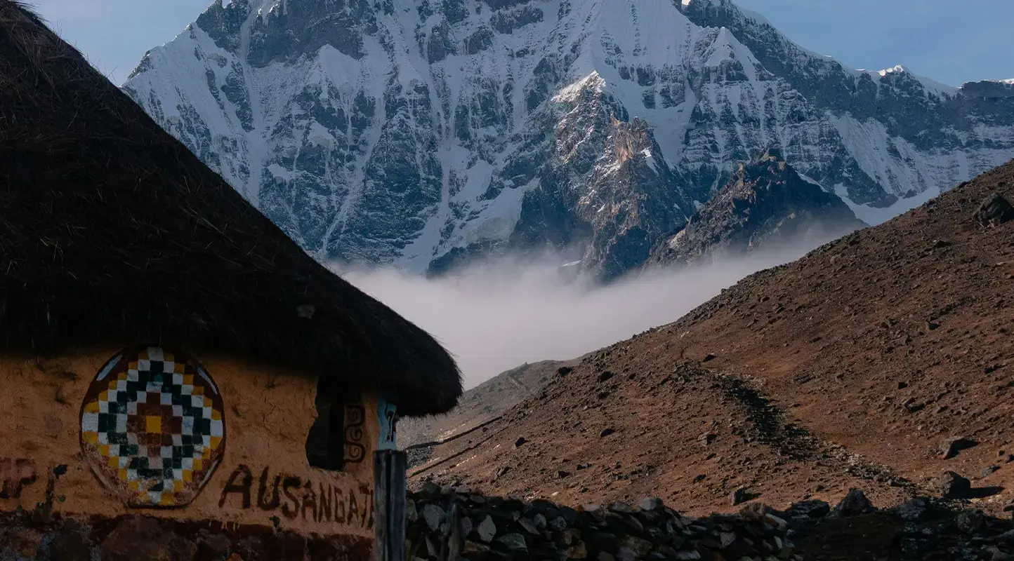 Laguna turquesa con el nevado Ausangate al fondo en la ruta de las 7 Lagunas, Cusco, Perú