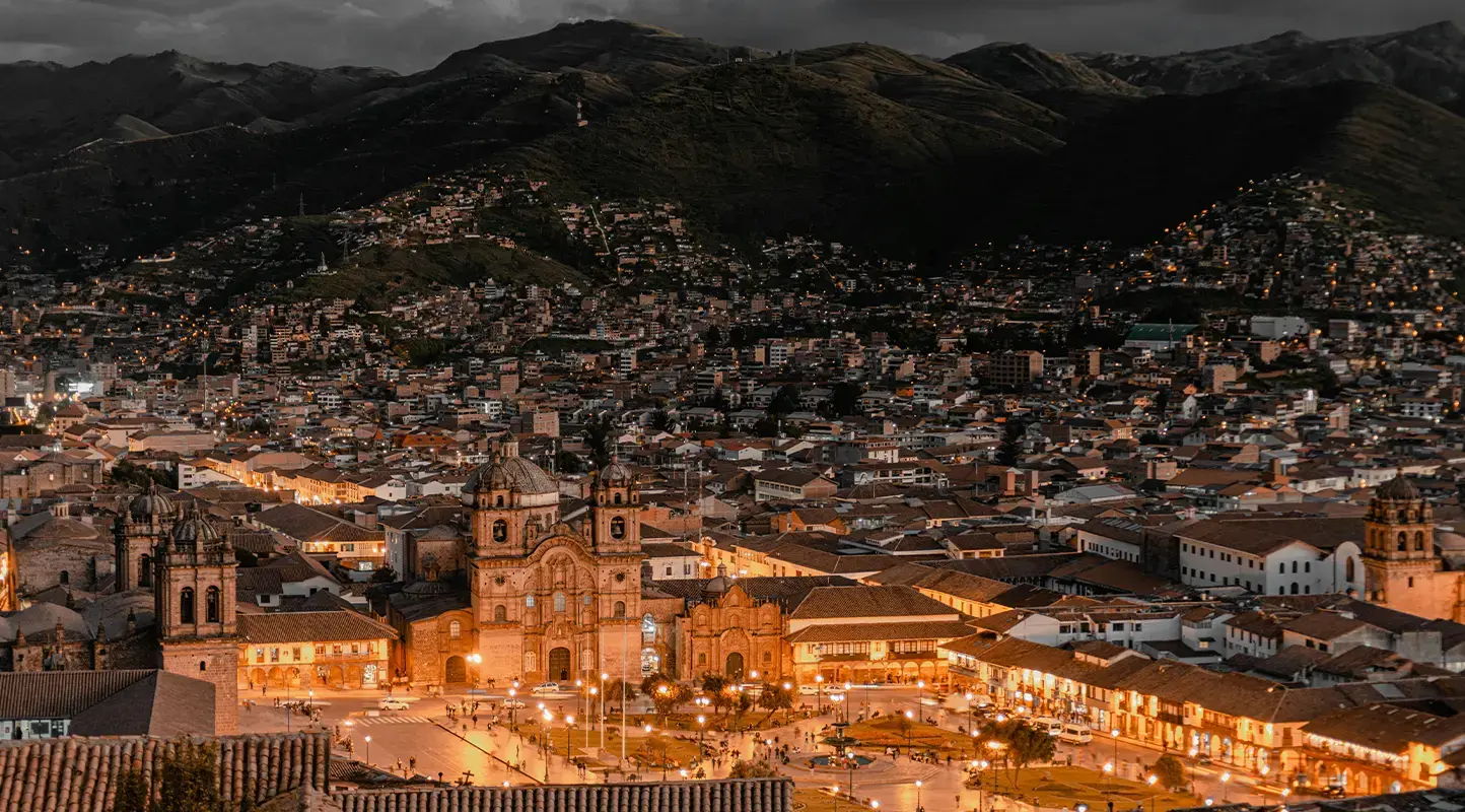 Vista panorámica de Sacsayhuamán con la ciudad de Cusco al fondo, Perú