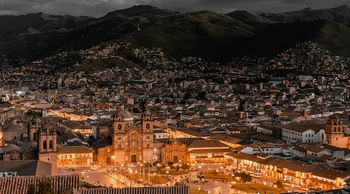 Vista panorámica de Sacsayhuamán con la ciudad de Cusco al fondo, Perú
