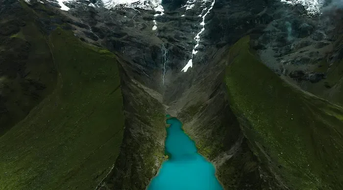 Laguna Humantay de color turquesa rodeada por los nevados Salkantay y Humantay en Cusco, Perú