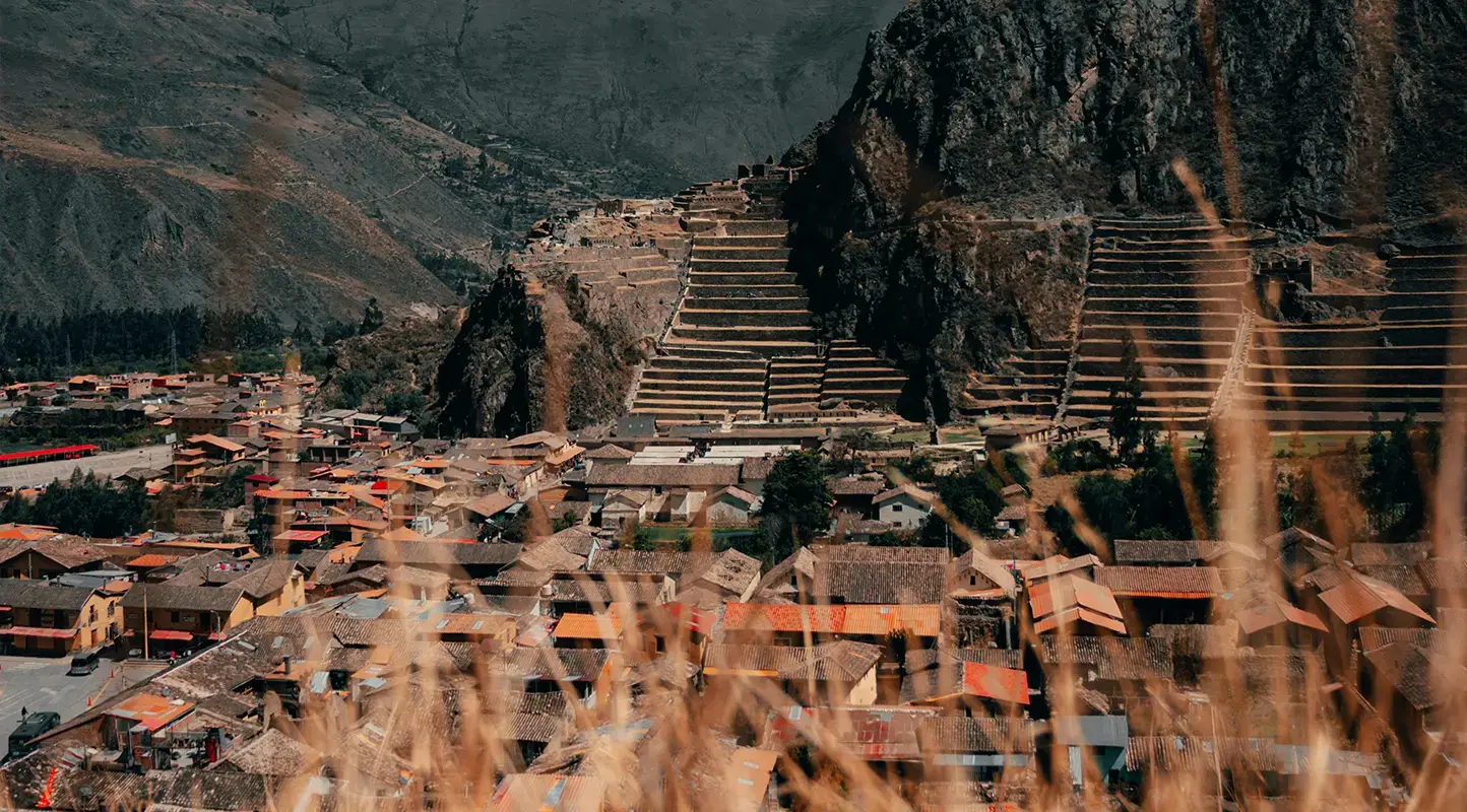 Vista panorámica del Valle Sagrado de los Incas con terrazas y montañas en Cusco, Perú